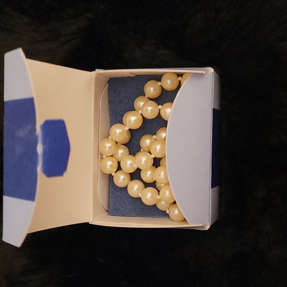 Avon Classic Pearlesque Necklace & Vintage Radiant Pearlesque Earring Duo *NEW* - Picture 5 of 11